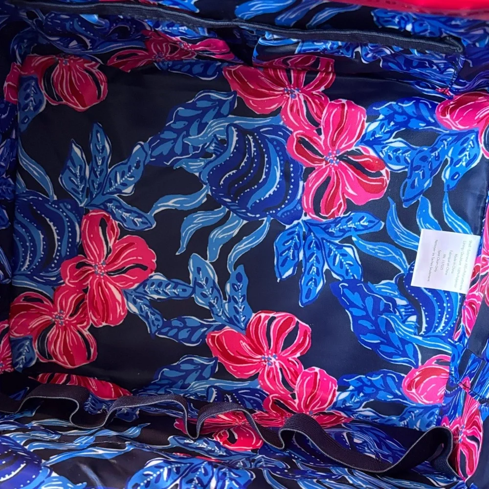 Lilly Pulitzer , in mint condition, newer used - Picture 8 of 11